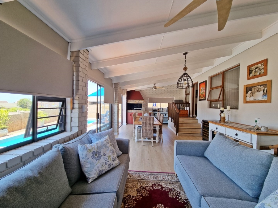 4 Bedroom Property for Sale in Wavecrest Eastern Cape